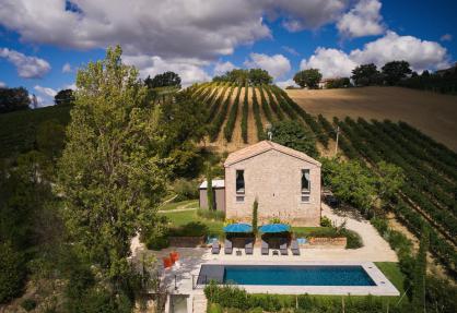 Private villa with pool in the Marche, 30 minutes from the sea